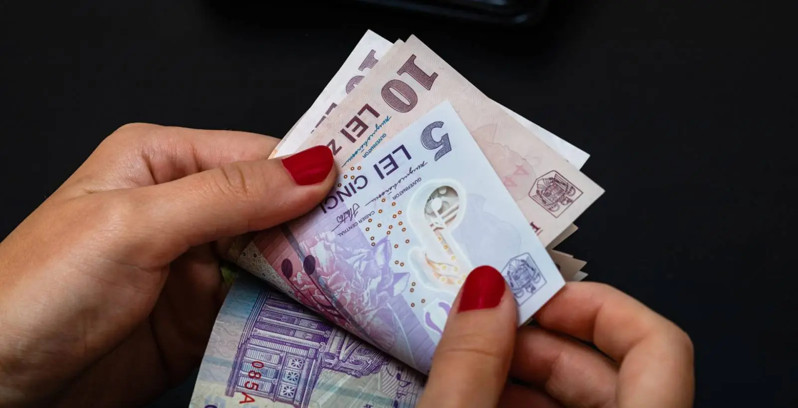 Cursul leu-euro rămâne stabil, în ciuda presiunilor puse de repatrierea profiturilor companiilor străine care activează în România