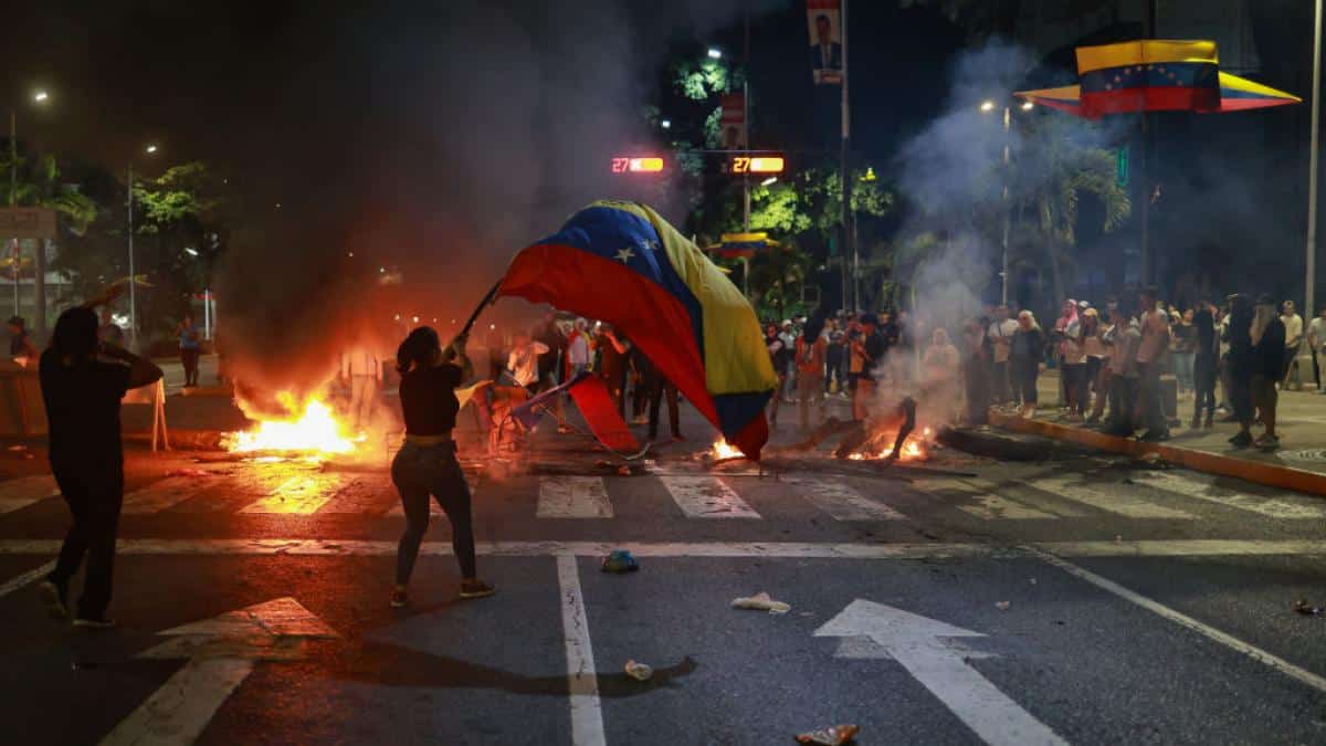 proteste violente dupa realegerea lui maduro presedinte al venezuelei mii de oameni in strada 915033