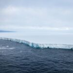 fenomen bizar in antarctica cel mai mare aisberg din lume a ramas blocat in acelasi loc de luni de zile si se roteste incontinuu 915880