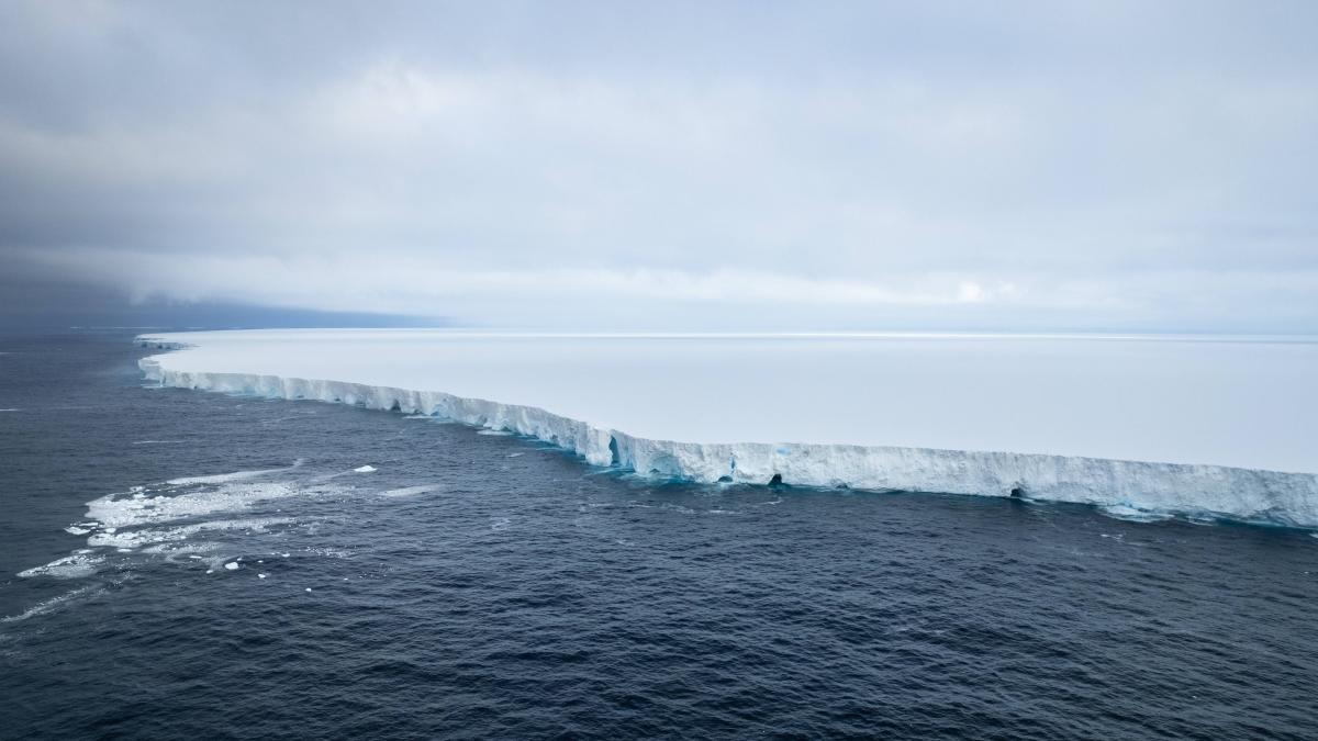 fenomen bizar in antarctica cel mai mare aisberg din lume a ramas blocat in acelasi loc de luni de zile si se roteste incontinuu 915880