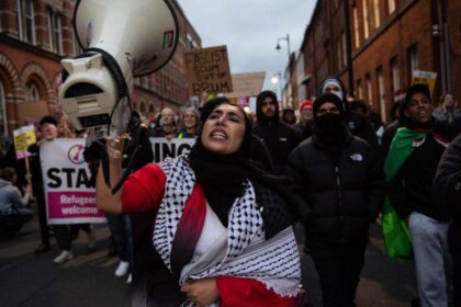 suntem mai multi decat voi mii de protestatari anti rasism s au adunat ca sa blocheze mitingurile extremei drepte din marea britanie 916444