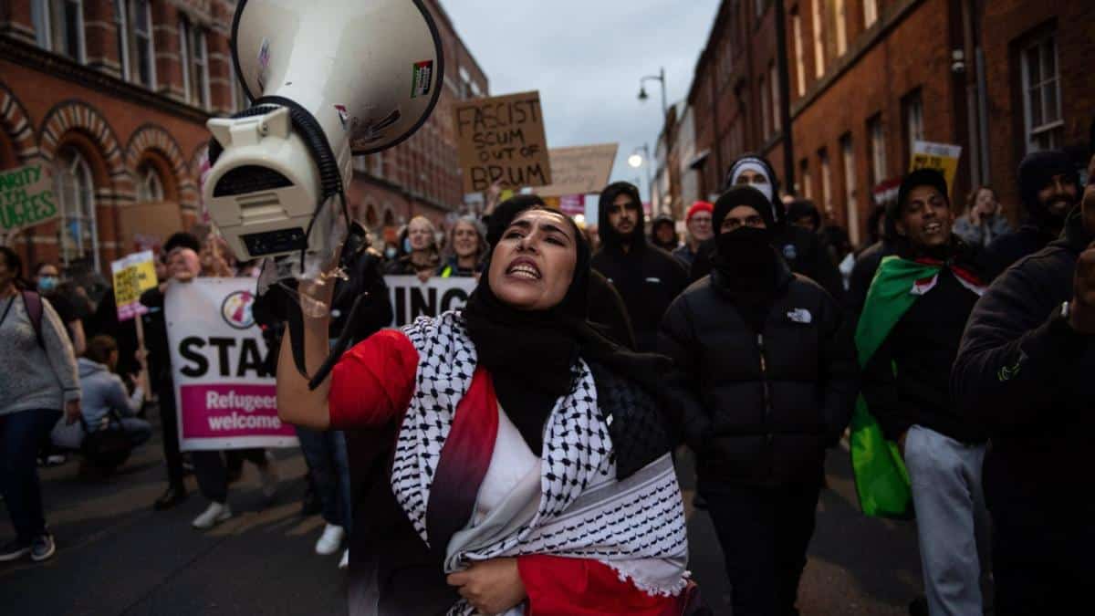 suntem mai multi decat voi mii de protestatari anti rasism s au adunat ca sa blocheze mitingurile extremei drepte din marea britanie 916444