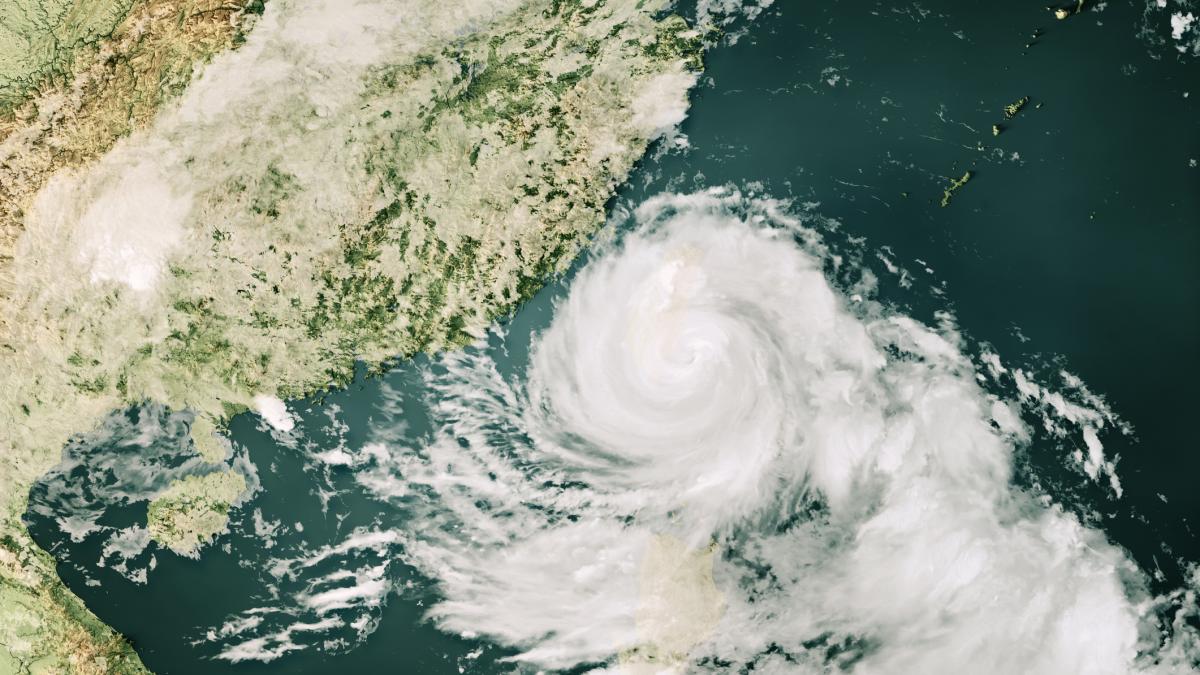 Cum influenţează schimbările climatice traiectoria taifunurilor şi furtunilor?