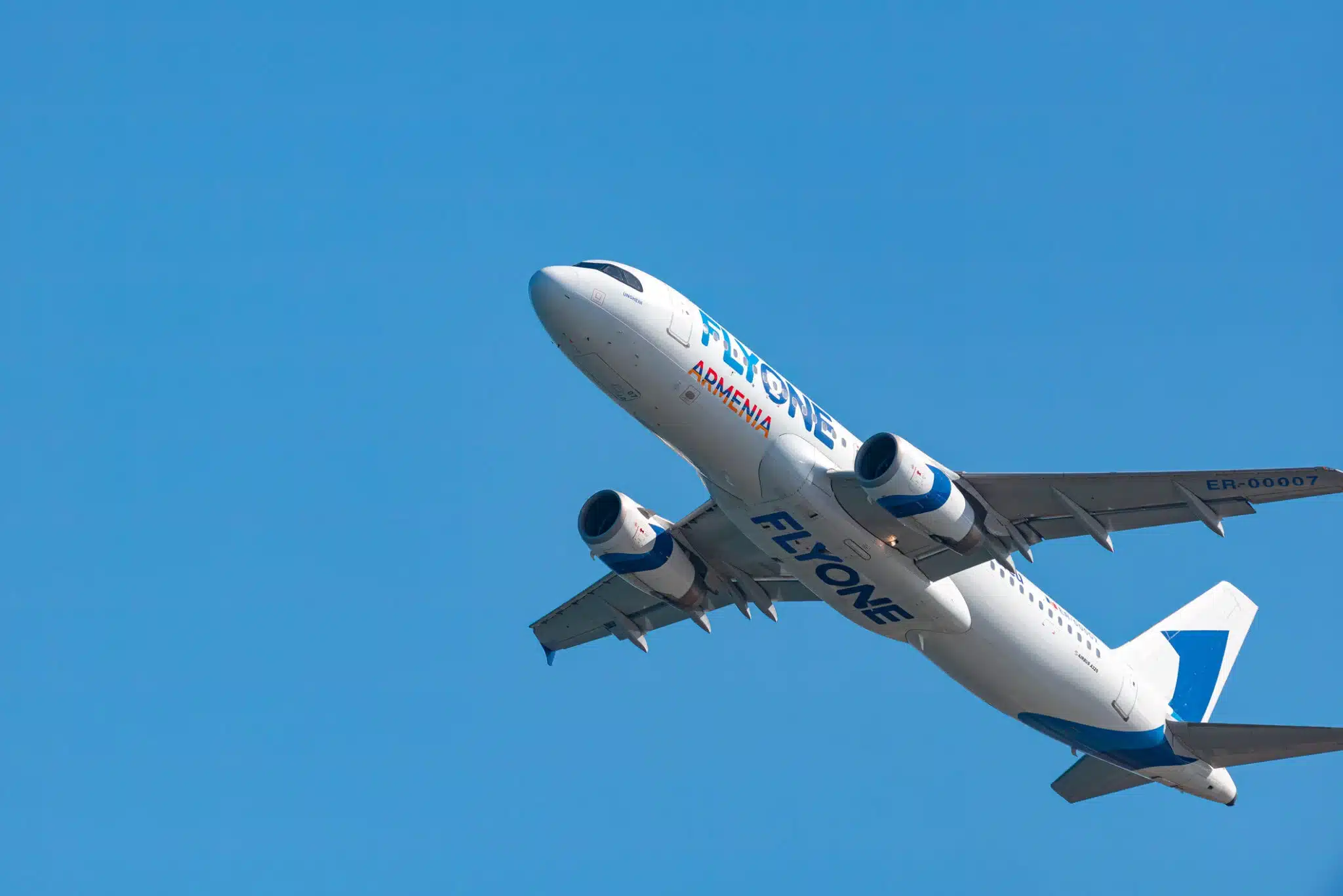 O nouă companie low-cost aterizează în România! Pe ce rute poți zbura ieftin?