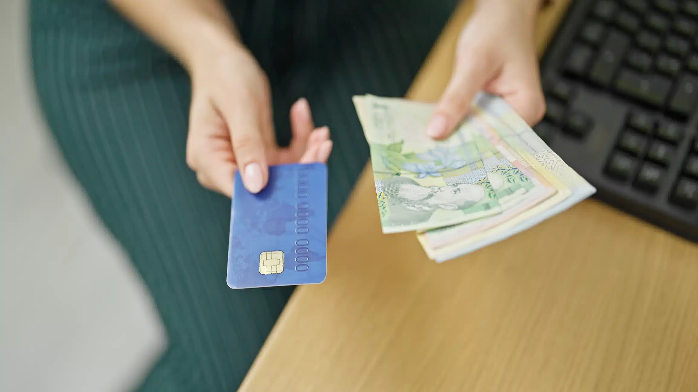 Economisești mai mult cu bani cash sau cu cardul? Analiză detaliată