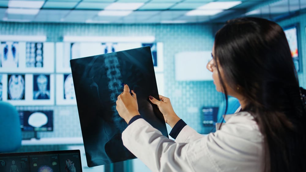 Revoluție în spitale! Chinezii au inventat lipiciul care repară fracturi în 2 minute