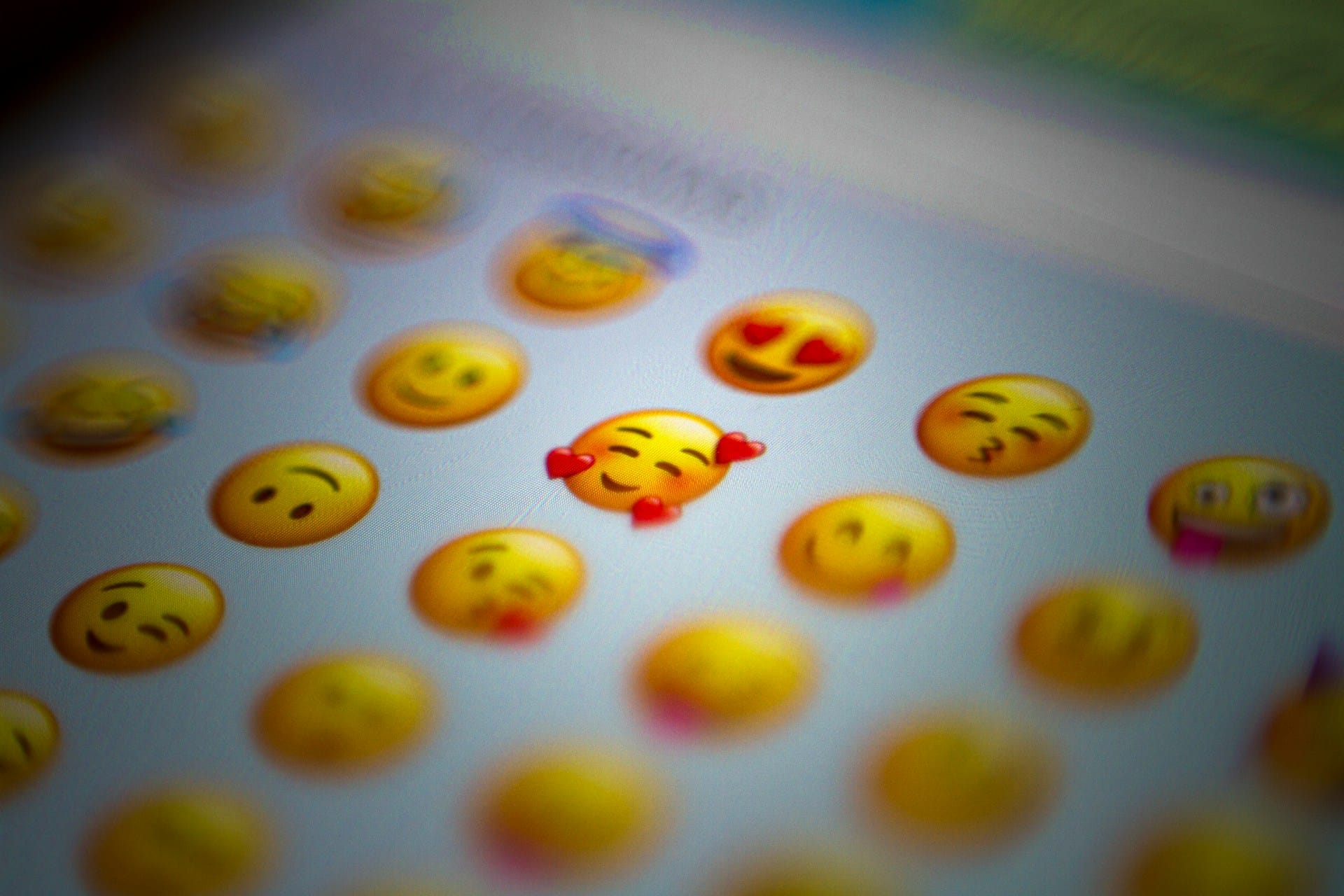 Prea multe emoji-uri pot distruge o relație. Ce avertizează psihologii