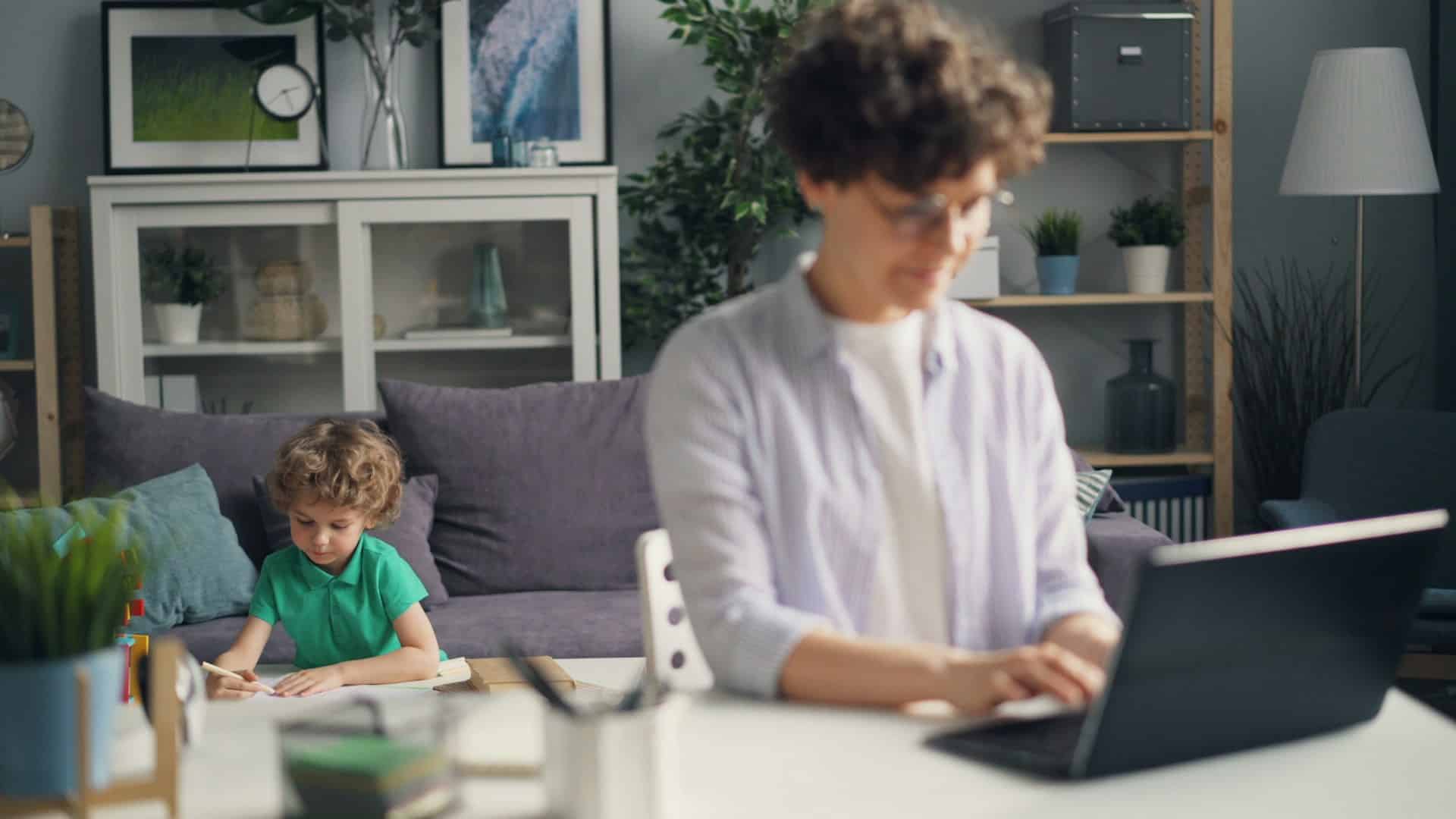 Vești mari pentru părinți. Se schimbă Codul Muncii