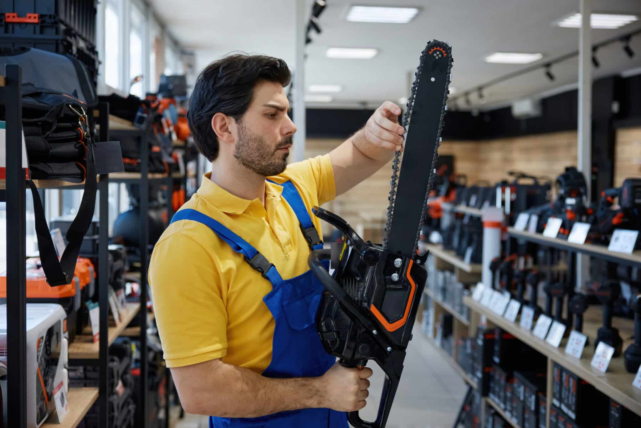 Drujbă pe benzină sau drujbă electrică: ce alegi în 2025