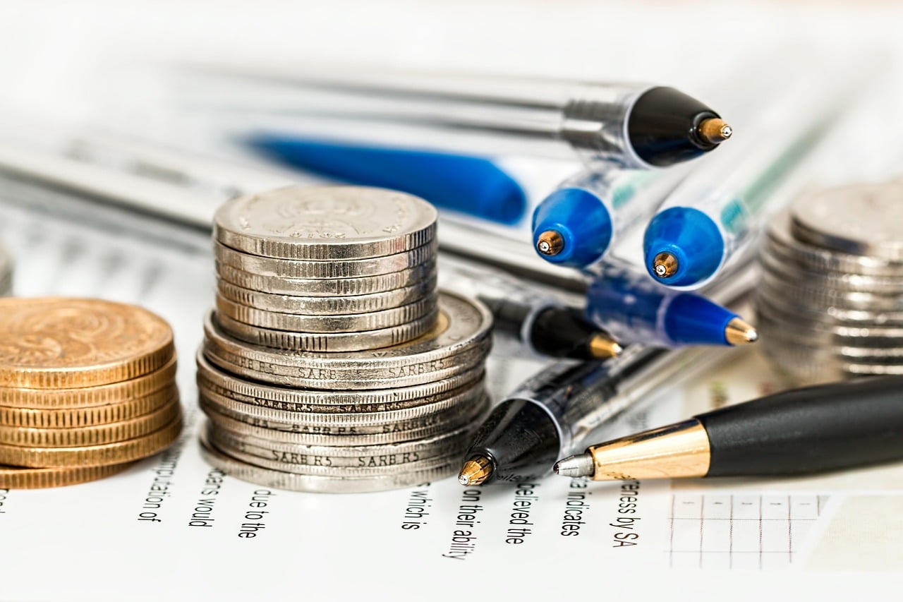 Cum poți economisi chiar și când veniturile par insuficiente. Specialiștii explică strategiile eficiente