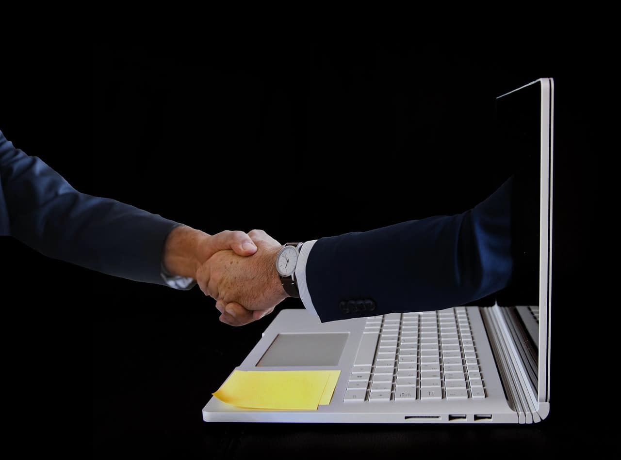Un român din trei a pierdut bani urmând sfaturi financiare din mediul online. 16% au pierdut până la 1.000 de euro