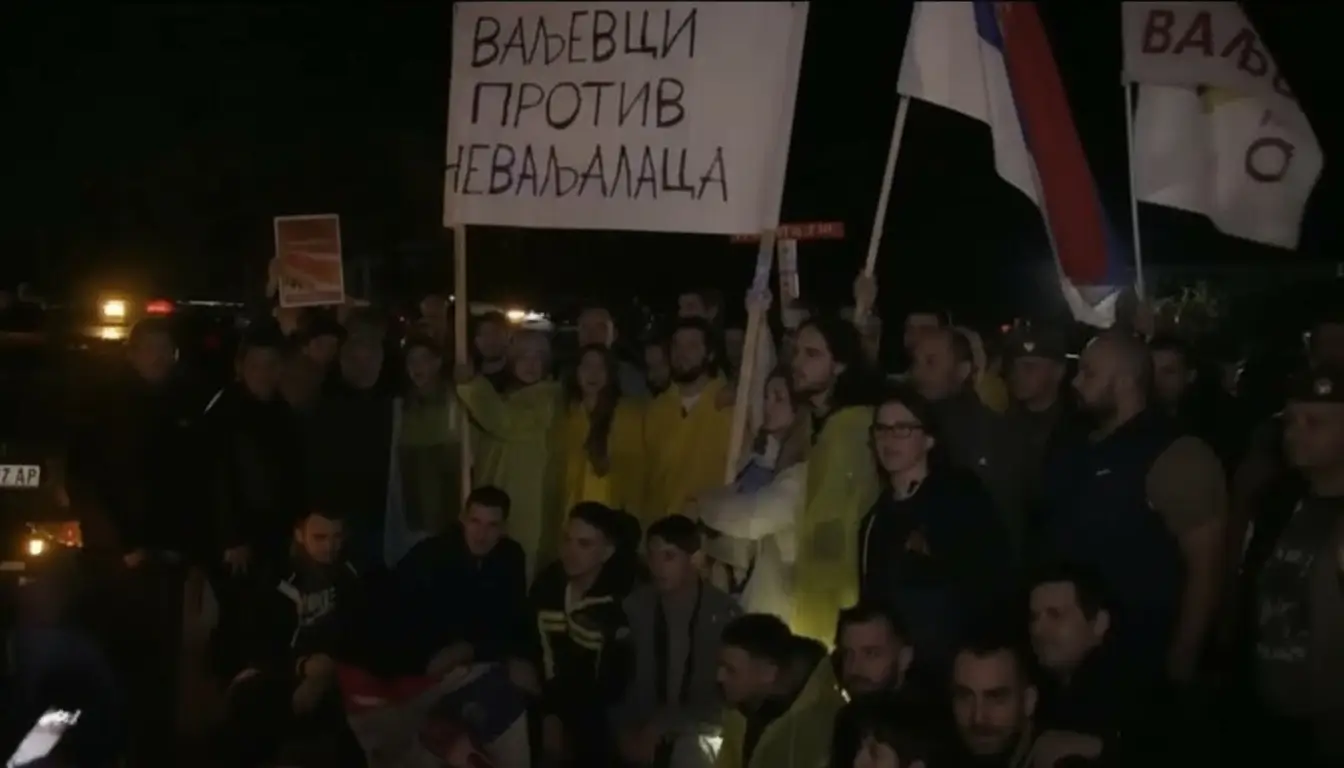 Elevii sârbi blochează liceul în protest împotriva guvernului