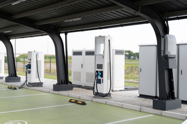 Stații de încărcare pentru mașini electrice în spațiile comerciale – un avantaj competitiv pentru afacerea ta