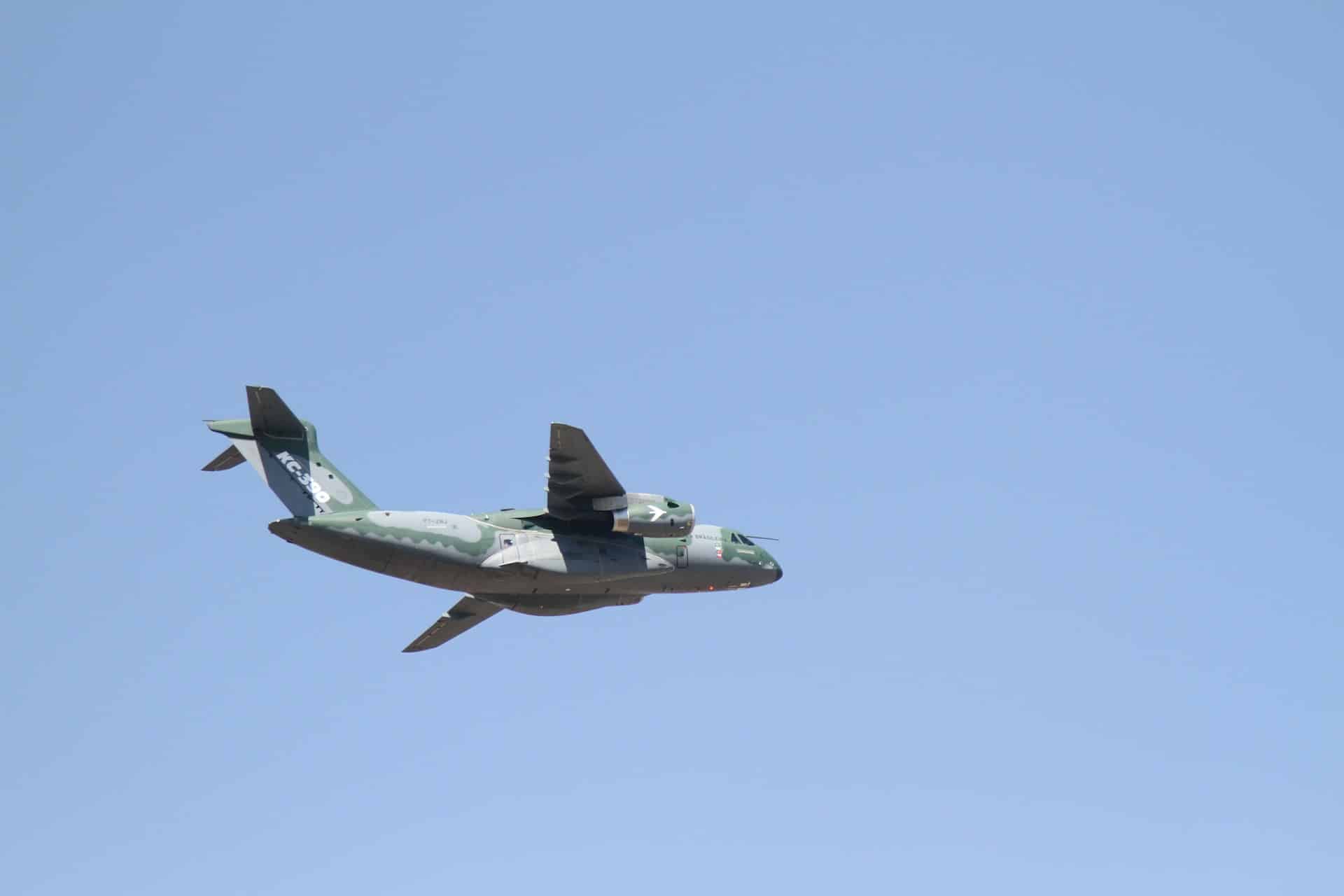Atac misterios pe o bază militară din Germania! Un avion al armatei, ținta unor focuri și a unei explozii în plin zbor
