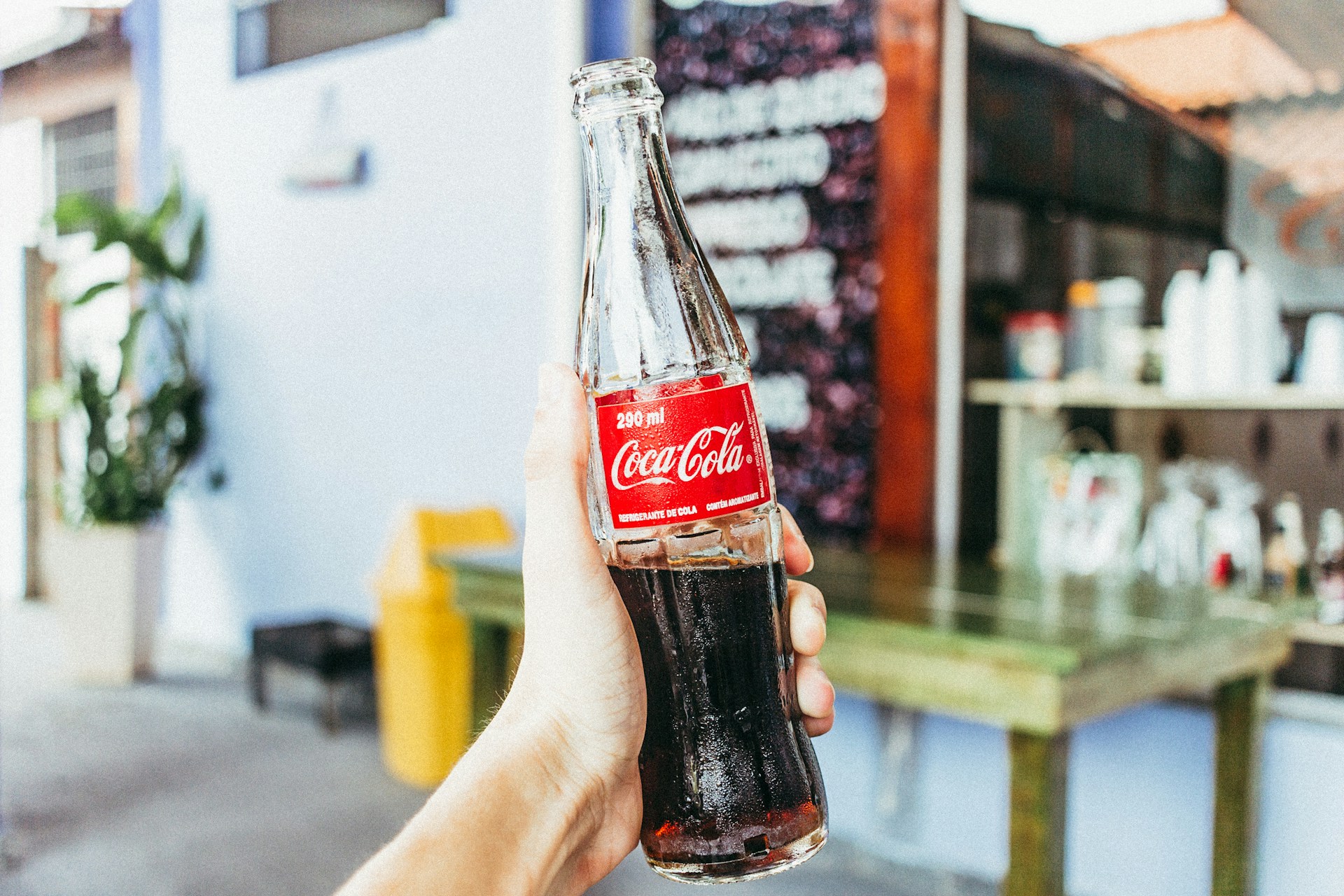 De ce Coca-Cola la sticlă are gust mai bun. Marele secret a fost dezvăluit!