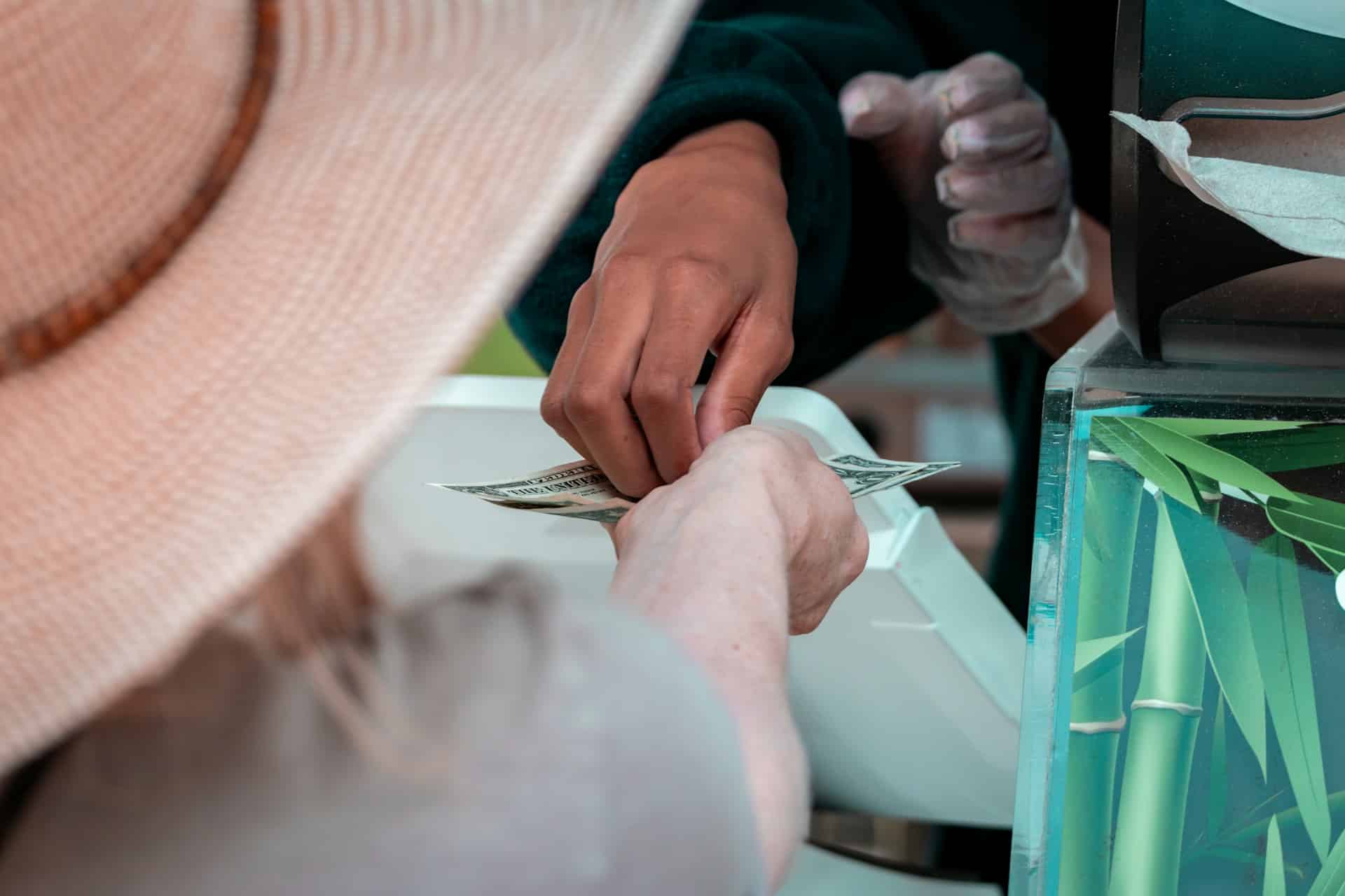 Escrocherie șocantă în Suceava. A fost convinsă să transfere banii „pentru siguranță”