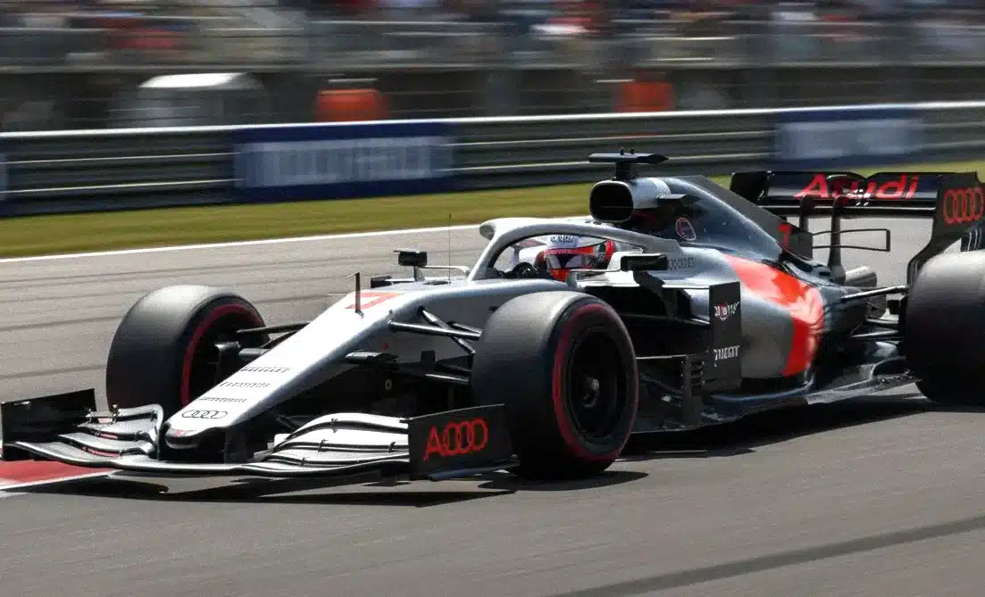 Lewis Hamilton a intrat în zidul de anvelope la Abu Dhabi, iar Russell l-a învins pe Norris cu doar 0,004 secunde