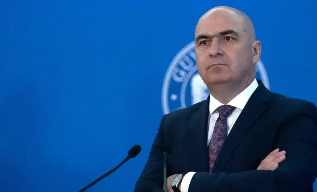 Ce decizie surprinzătoare a luat Bolojan în mijlocul tensiunilor din coaliţie  Premierul Ilie Bolojan a subliniat că reformele necesită responsabilitate, nu concursuri de popularitate. El avertizează că fragmentarea politică din coaliție poate bloca progresul.