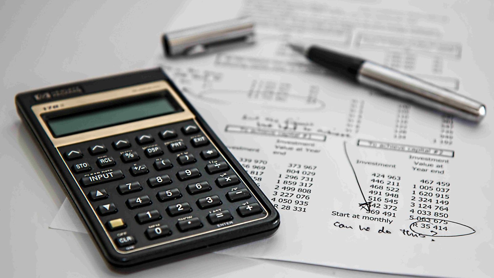 Cum alegi între dobândă fixă și variabilă în 2025: Ghid complet pentru creditele ipotecare