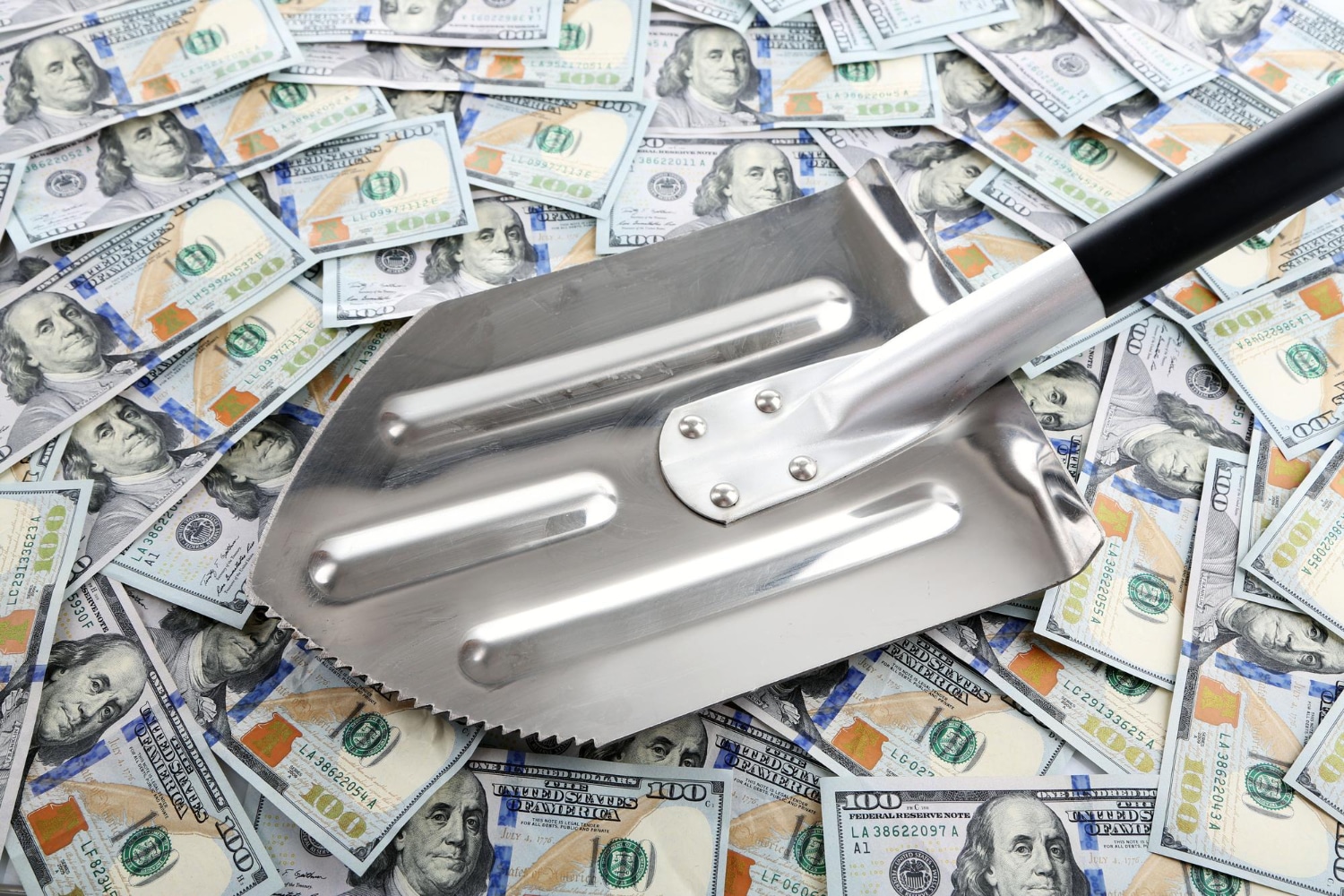 Argintul depășește 80 dolari pe uncie pentru prima dată