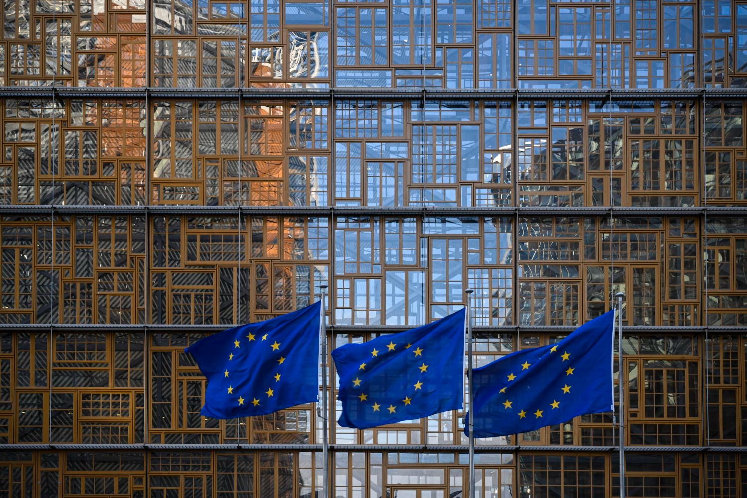 Bursele europene scad, acțiunile din apărare sub presiune