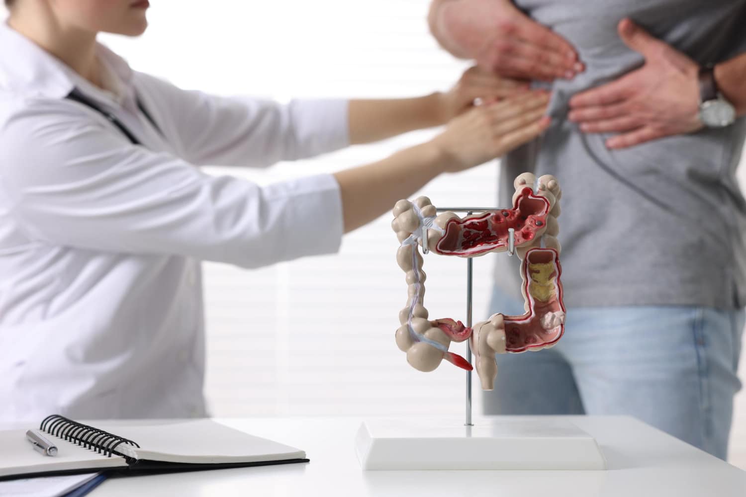 Cancerul de colon crește alarmant la tineri din cauza bacteriilor
