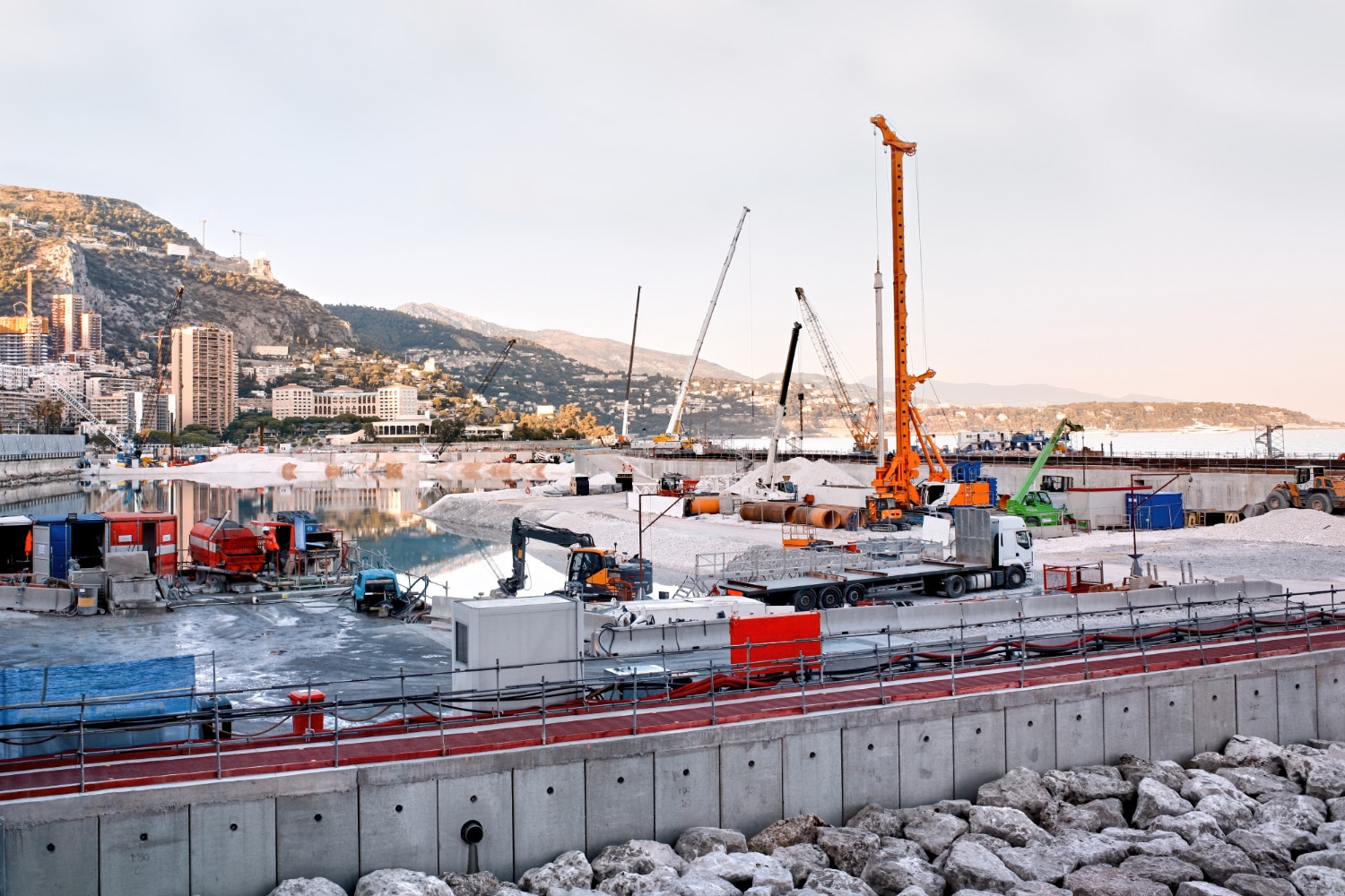 Comenzile industriale din Marea Britanie scad mai puțin în decembrie