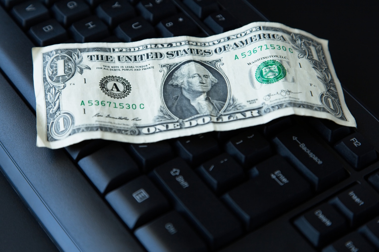 Dolarul înregistrează cel mai slab an din 2003