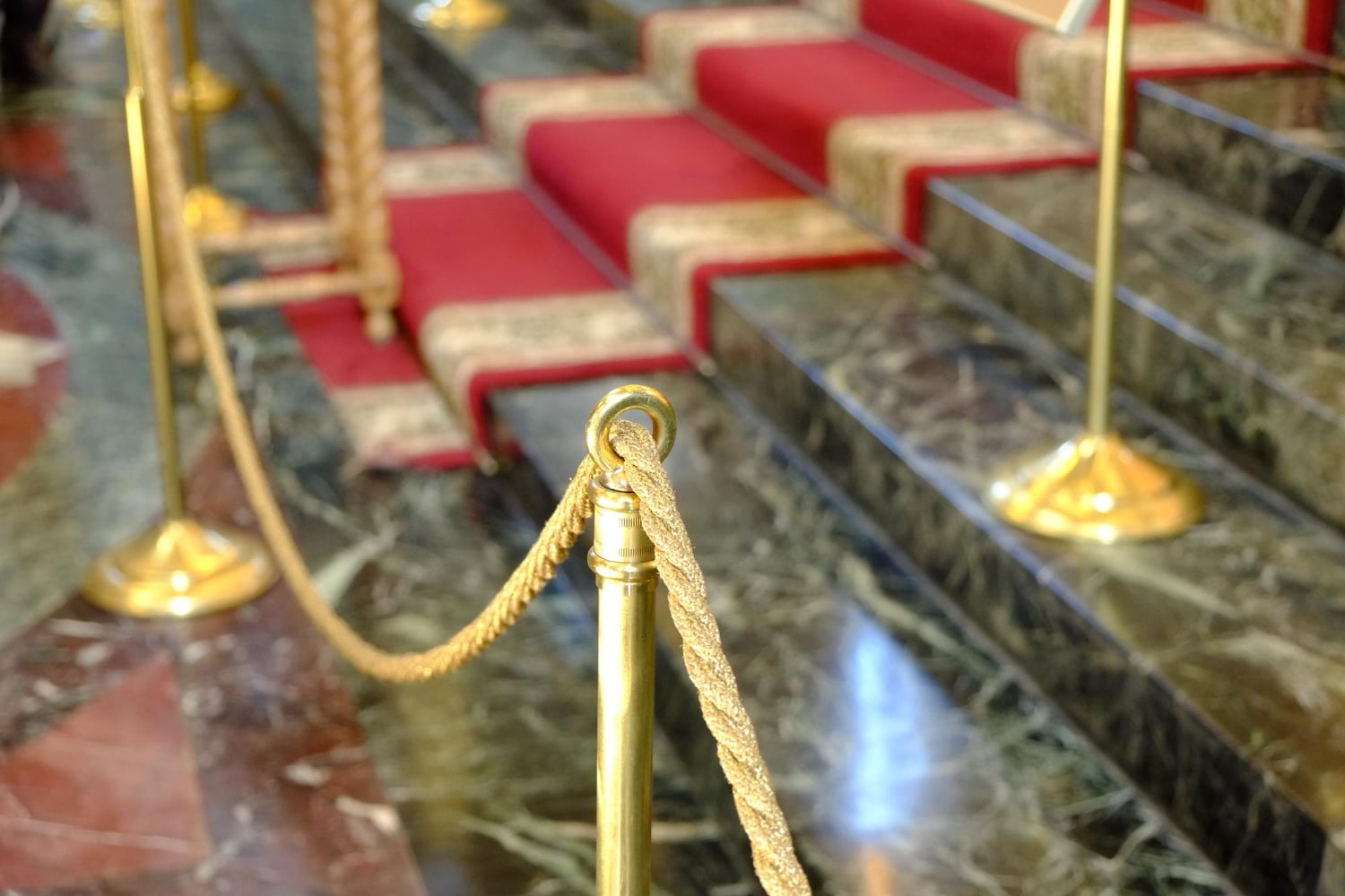 Epocile de aur încep prin deschidere, nu prin bariere