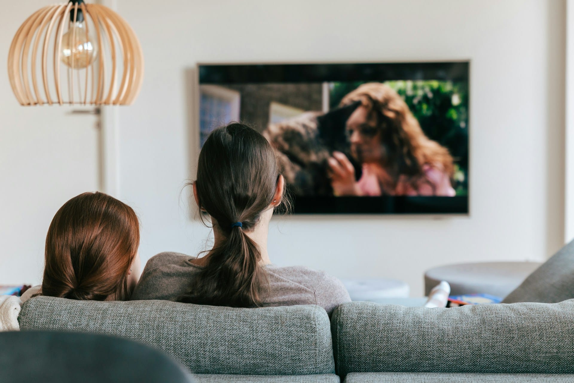 Cum poziționezi corect televizorul pentru confort maxim și experiență de cinema acasă