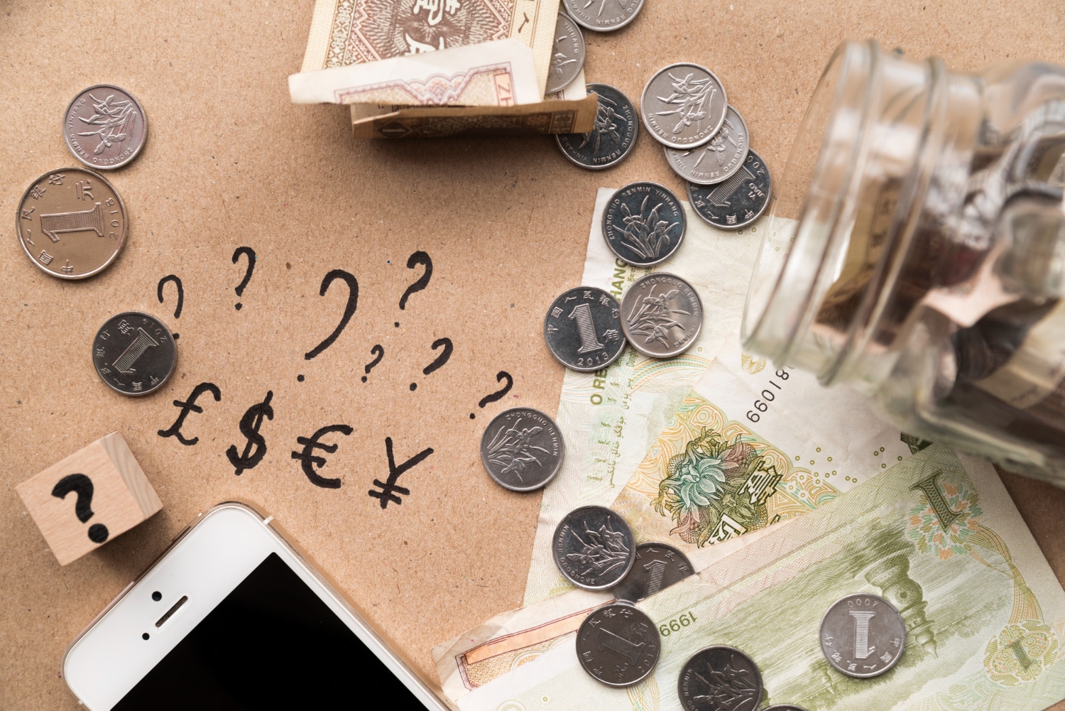 Lira sterlină se consolidează aproape de maximele recente