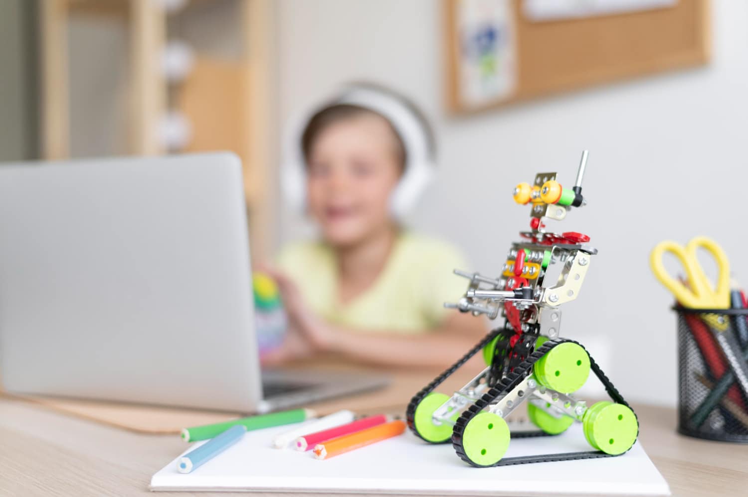 Robotul AV1 ajută copiii bolnavi să participe la școală