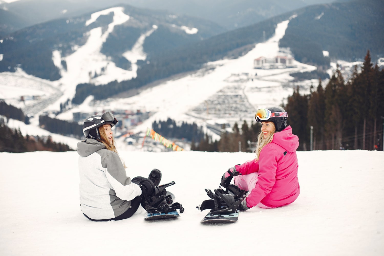 Stațiune franceză din Alpi oferă schi gratuit toată iarna