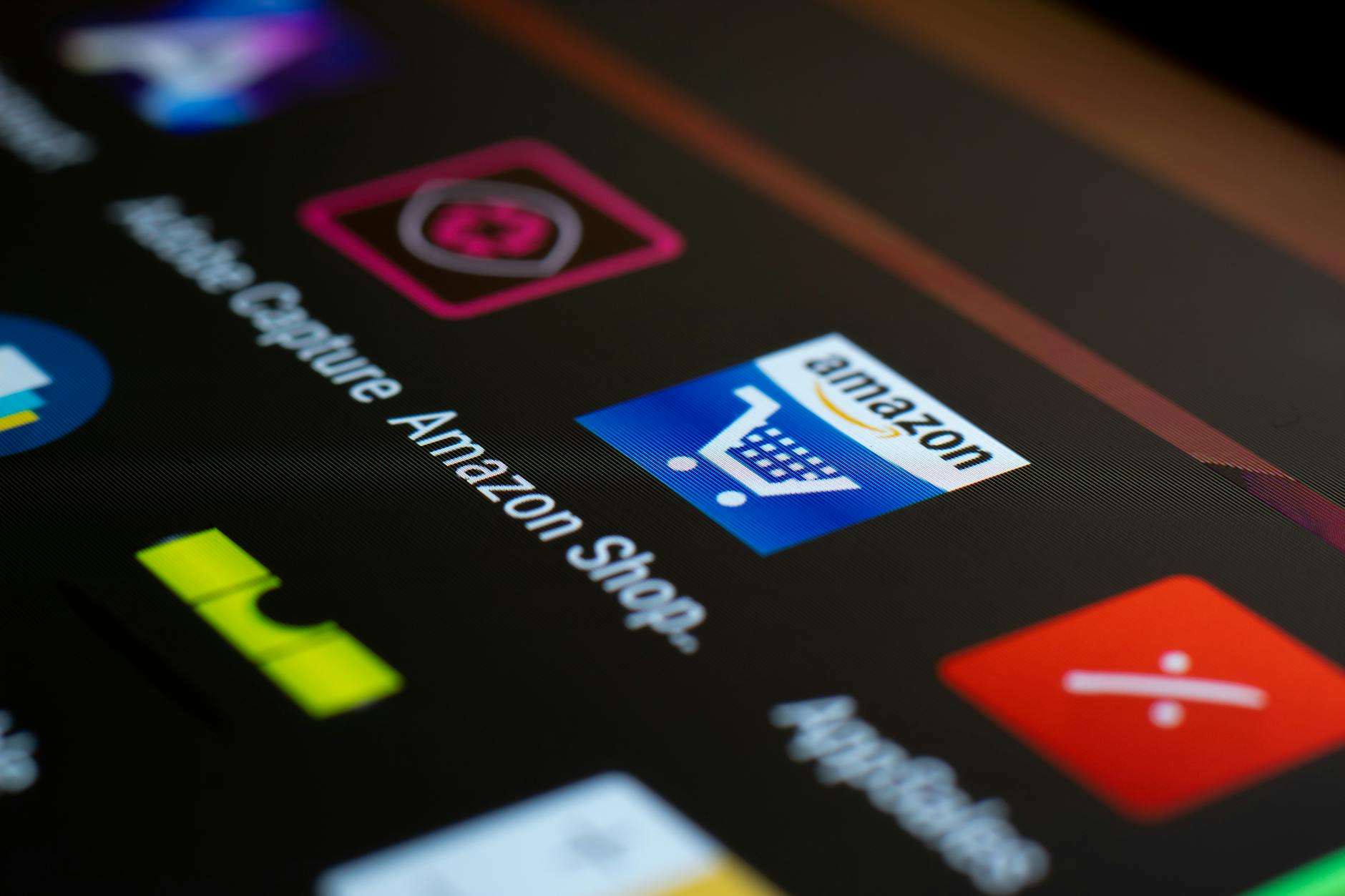 Amazon concediază 14.000. Angajații îl ironizează pe Bezos cu regula celor 2 pizza