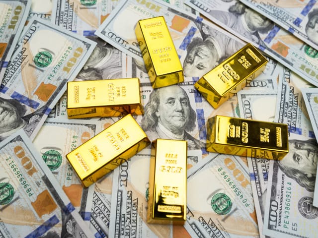 Aurul a sărit de 5.000$, record absolut. Dolarul, la pământ, minim pe 4 luni