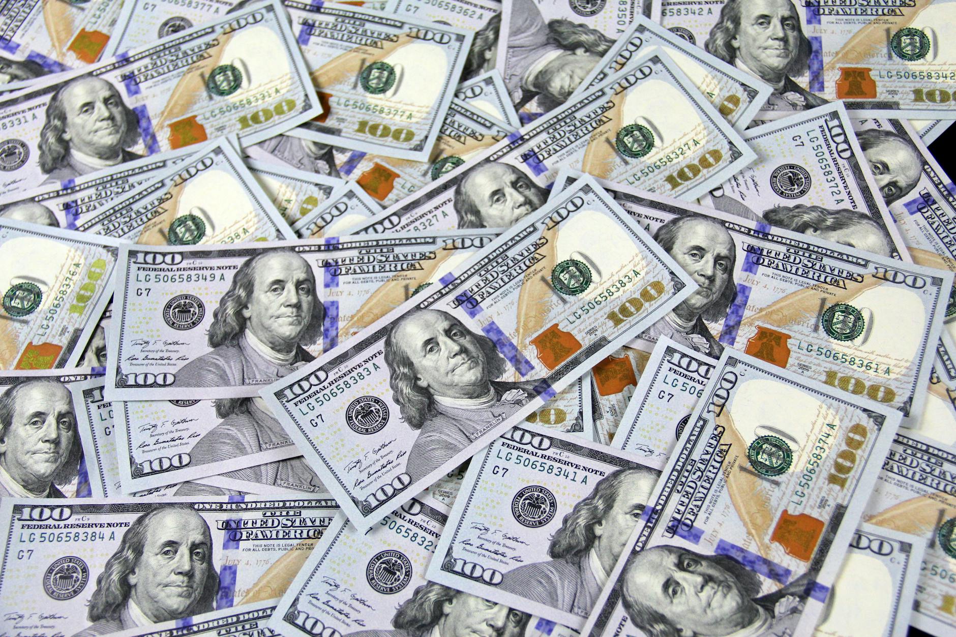 Aurul atinge 5.000$ (+8%) după ce criza din Groenlanda lovește dolarul american