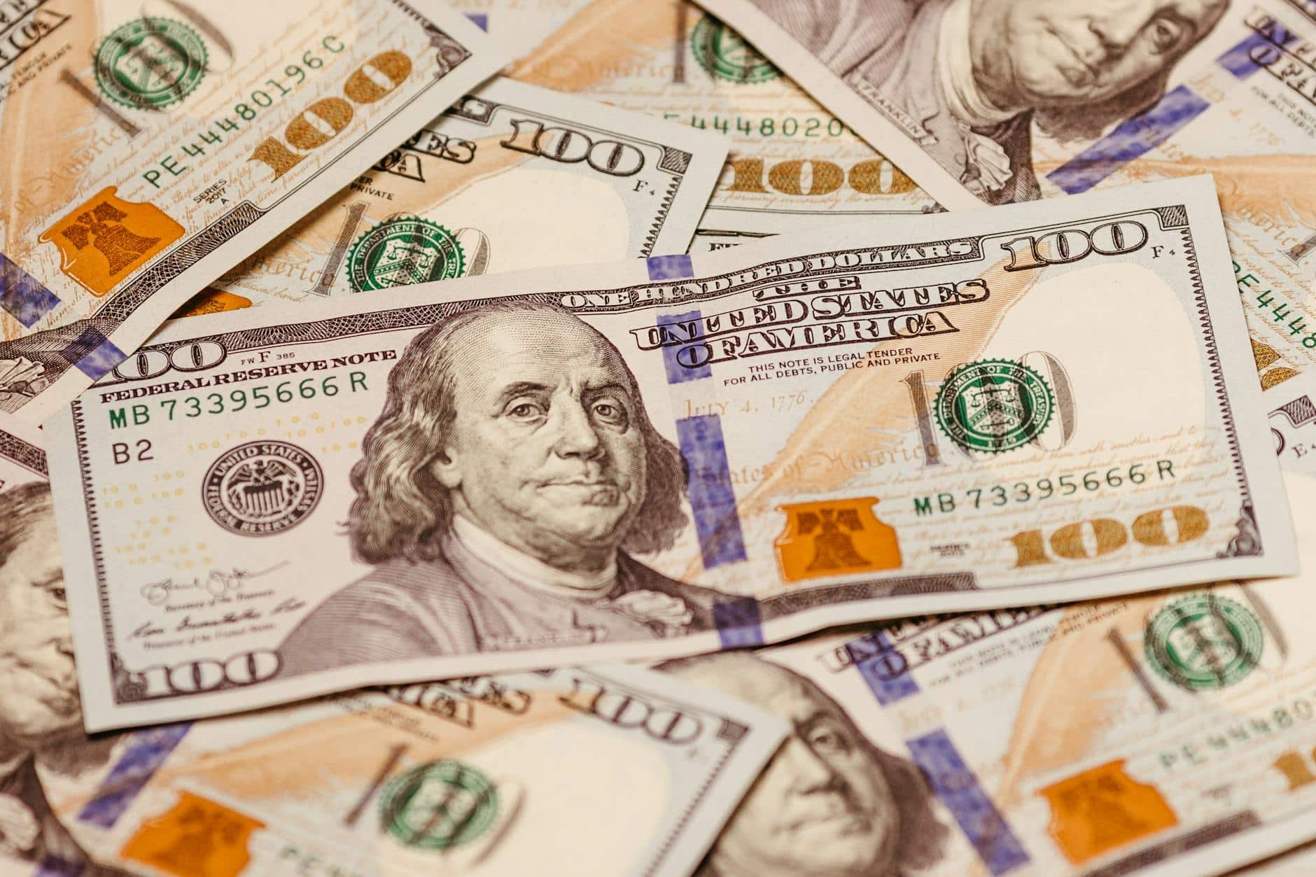 Dolarul, la minimul din 4 ani. Euro sare la 1,20, Lira la 1,38 după o vorbă a lui Trump