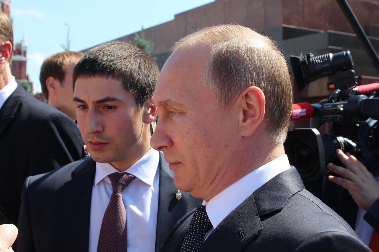 Emisarii lui Trump bat la poarta Kremlinului, Putin se lasă așteptat