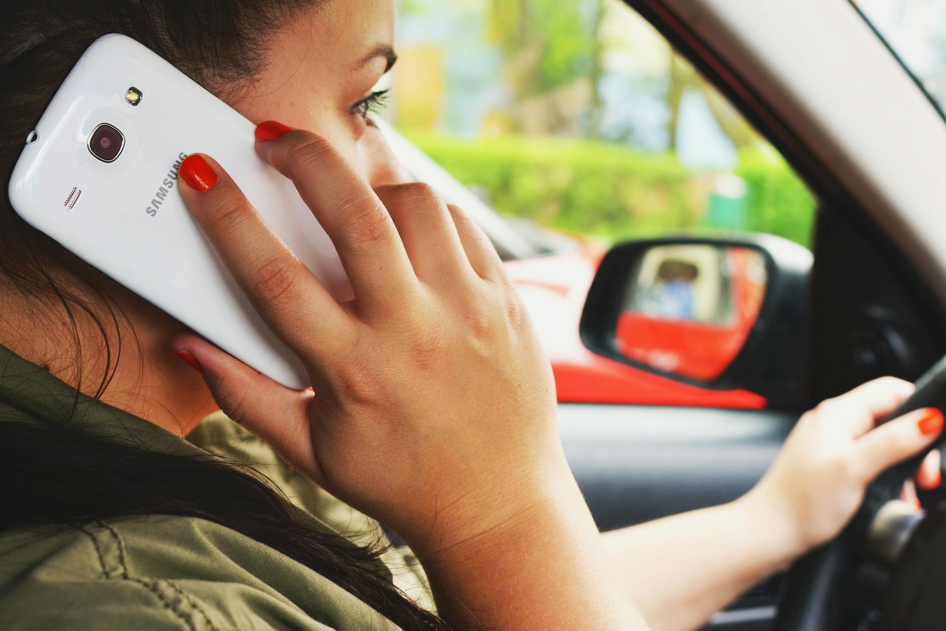 Folosirea telefonului la volan: amenzi de până la 1.620 de lei