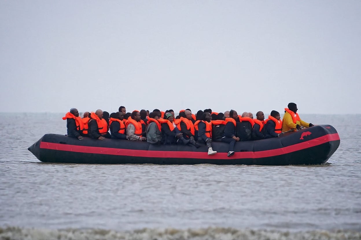 Franța interzice accesul unor activiști britanici de extremă dreapta