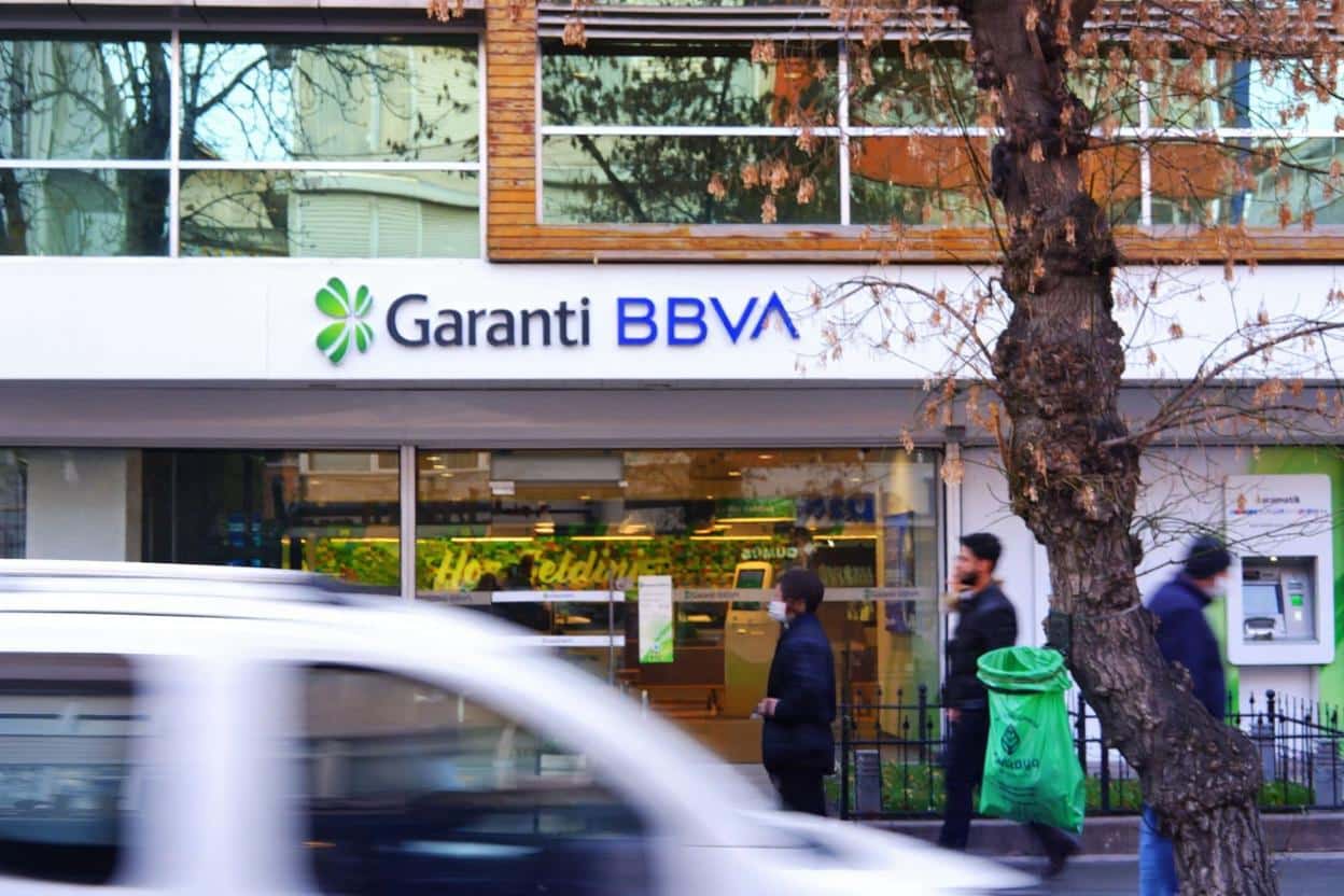 Garanti BBVA este de vânzare – 3 giganți bancari se luptă pentru preluare