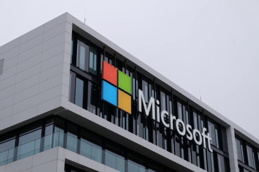 Microsoft promite măsuri după critici privind centrele AI