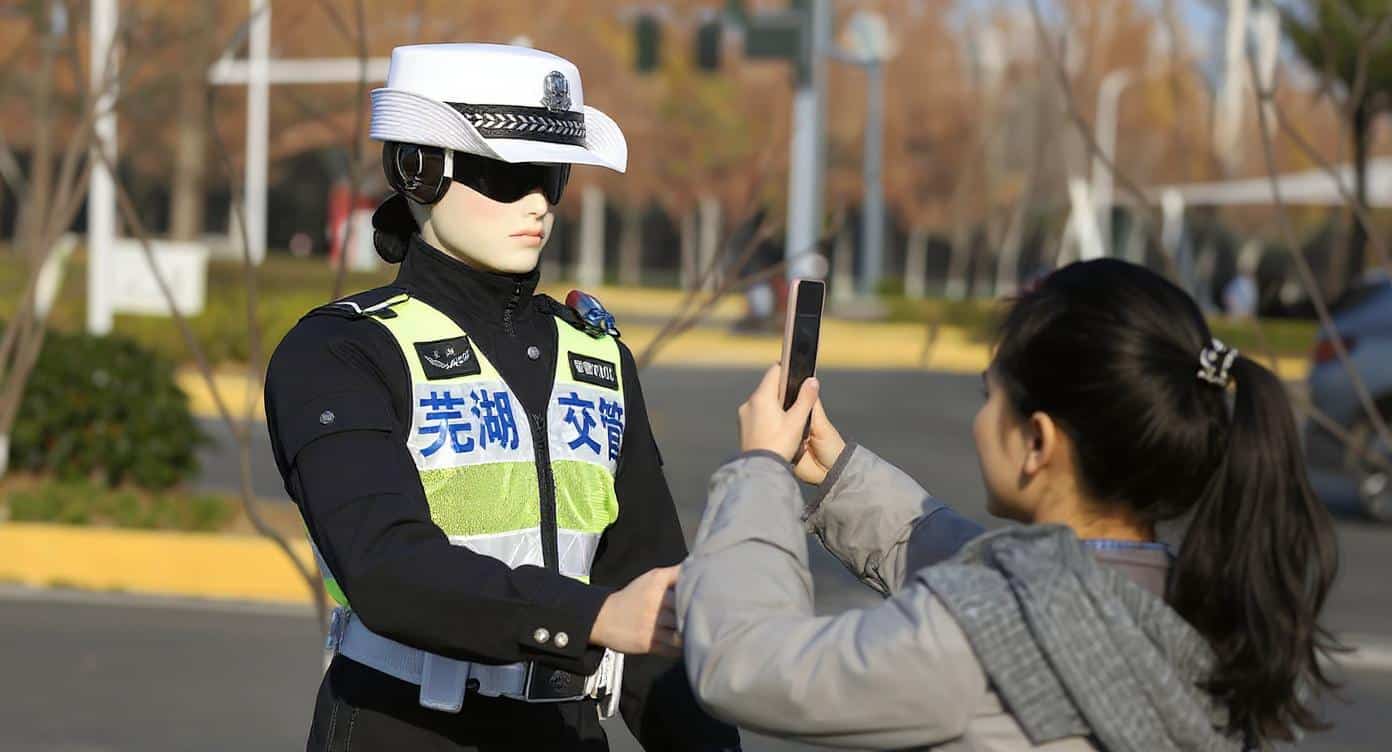 RoboCop e real în China: Polițiștii-roboți au ieșit pe străzi