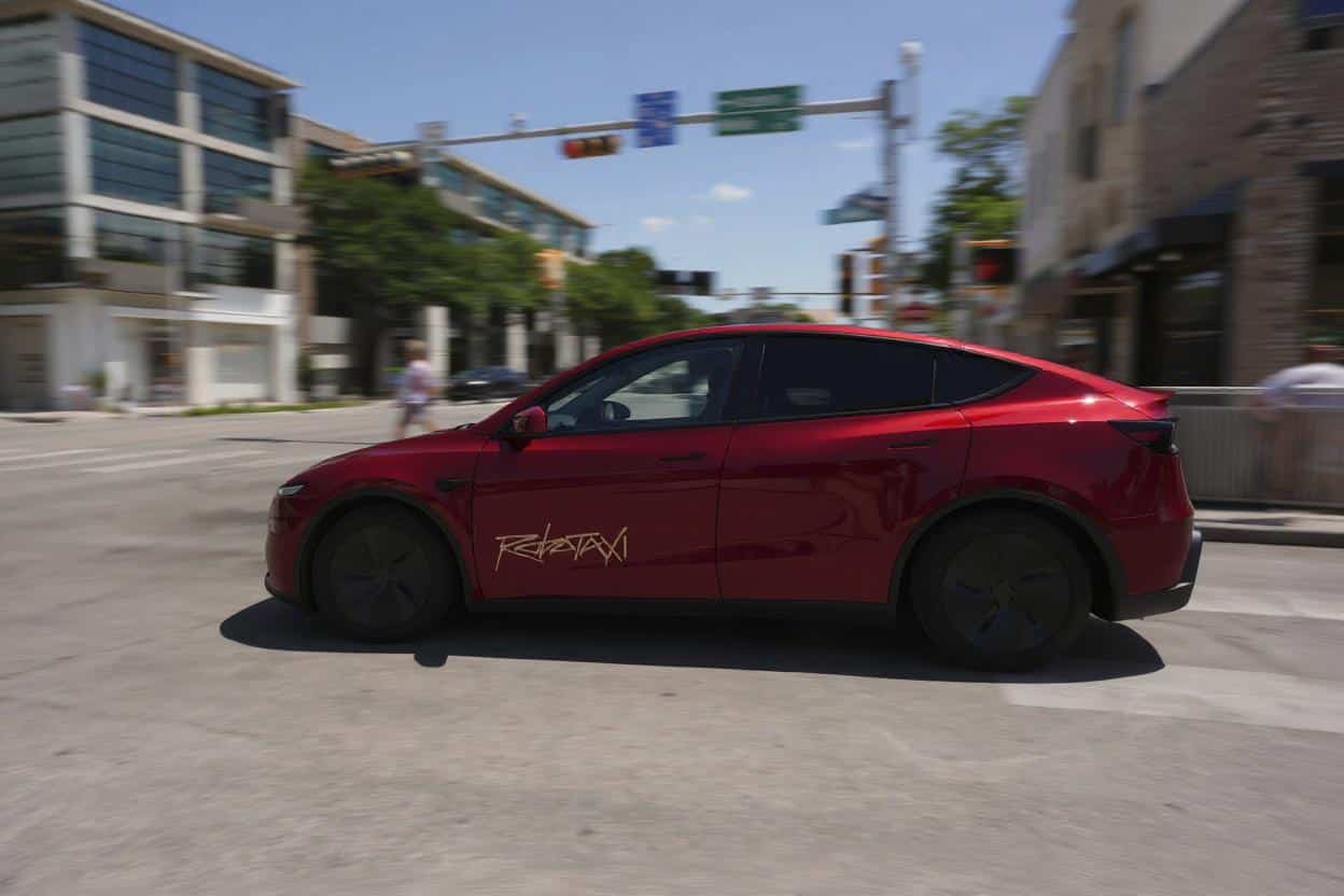 Robotaxi Tesla – 54 de curse, 54 de șoferi. Un influencer a testat visul lui Musk