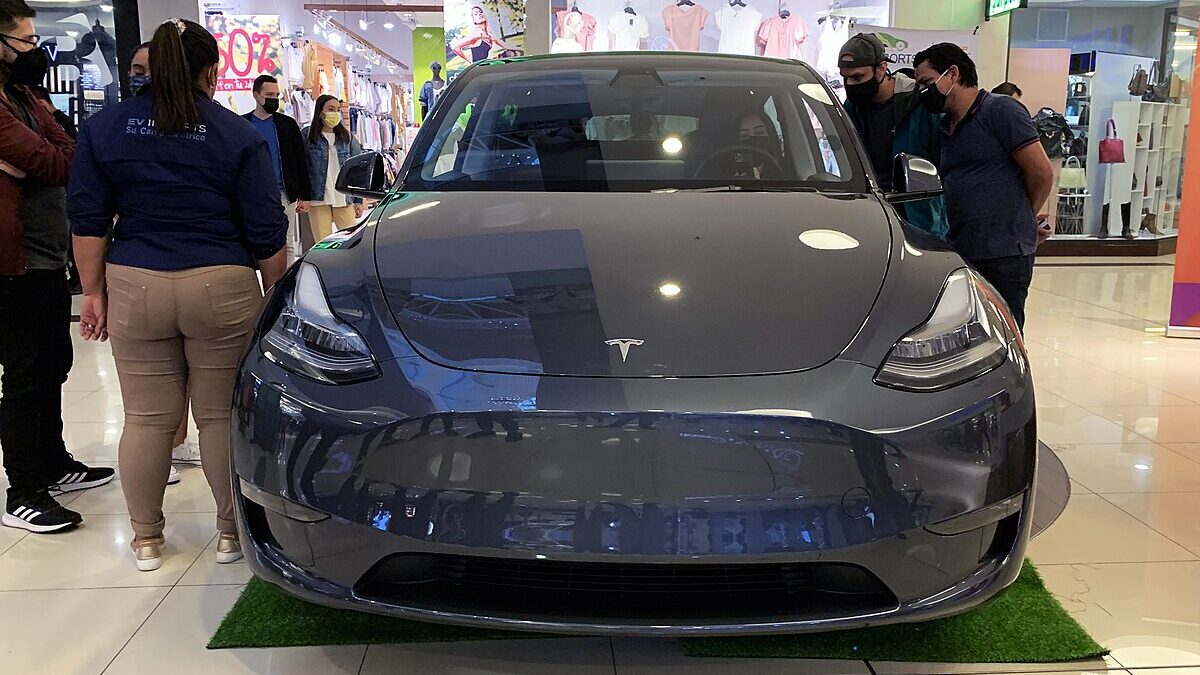 Tesla Model Y: Versiune cu șapte locuri disponibilă din 2026