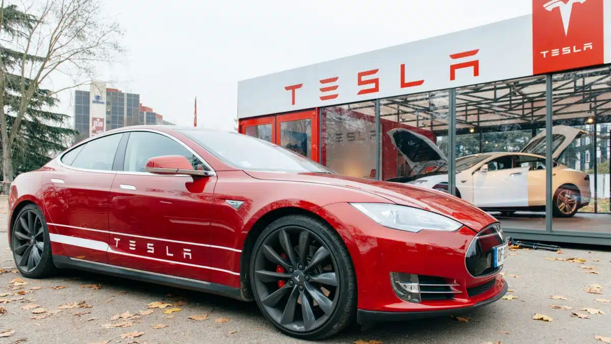 Vânzări slabe, dar Tesla pariază 2 mld. $ pe AI. Acțiunile urcă cu 3%