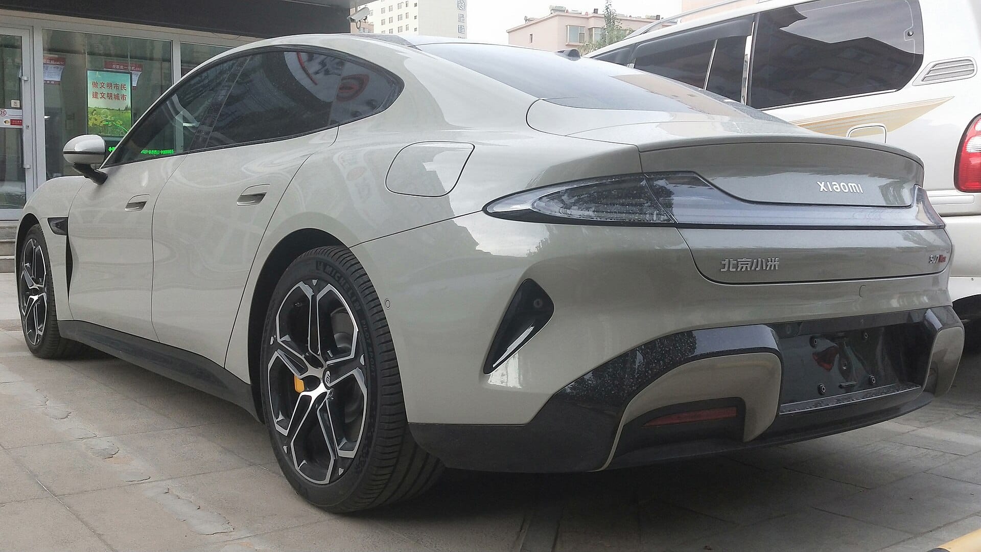 Xiaomi SU7 zdrobește Tesla Model 3 în China – vânzări cu 30% mai mari în 2025