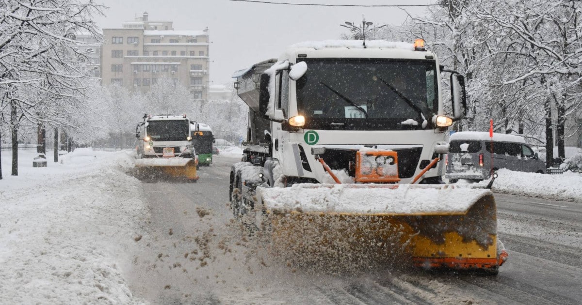 București, sub 50 cm de zăpadă. Peste 270 de apeluri de urgență și transport public blocat