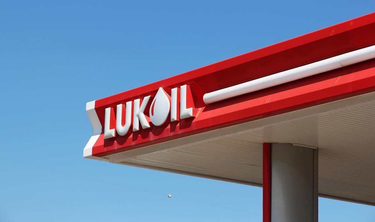 Chevron vrea activele Lukoil de 22 mld. $. Lupta pentru rafinării se încinge