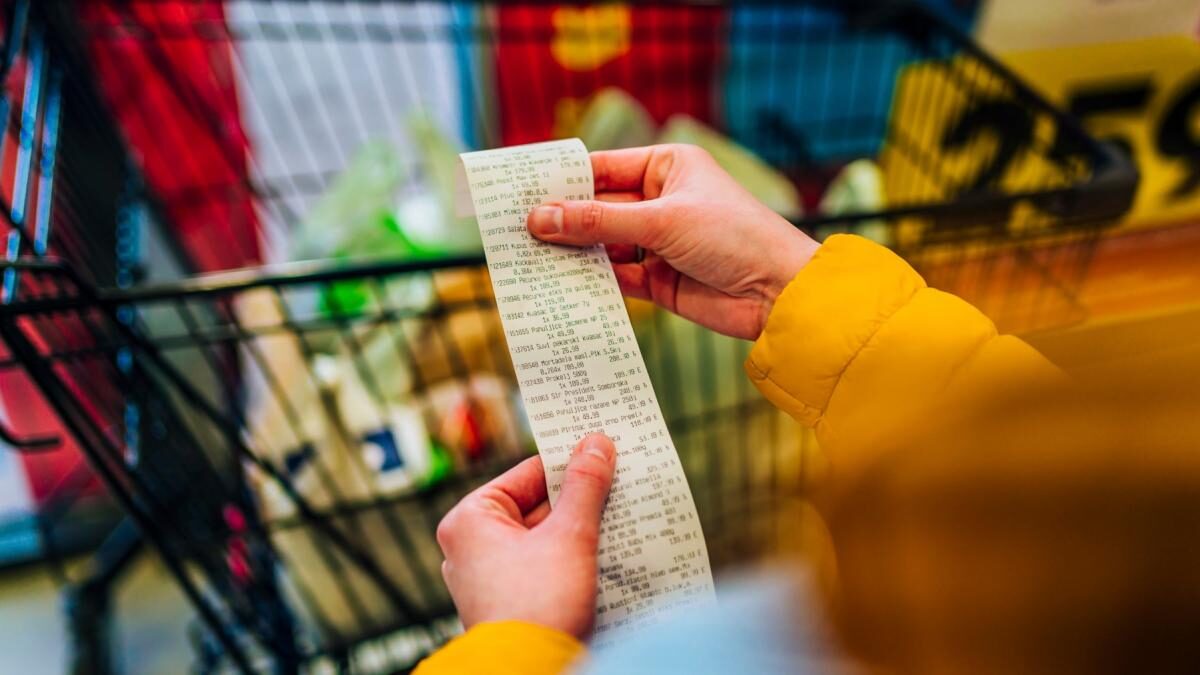 Cât costă coșul de consum în 2026. Deficit de 6.000 de lei pentru o familie